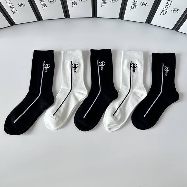 特 配专柜包装 Chanel 香奈儿 新款刺绣中长款堆堆袜袜子！一盒五双，专柜同步筒袜袜子，大牌出街，潮人必备超好搭