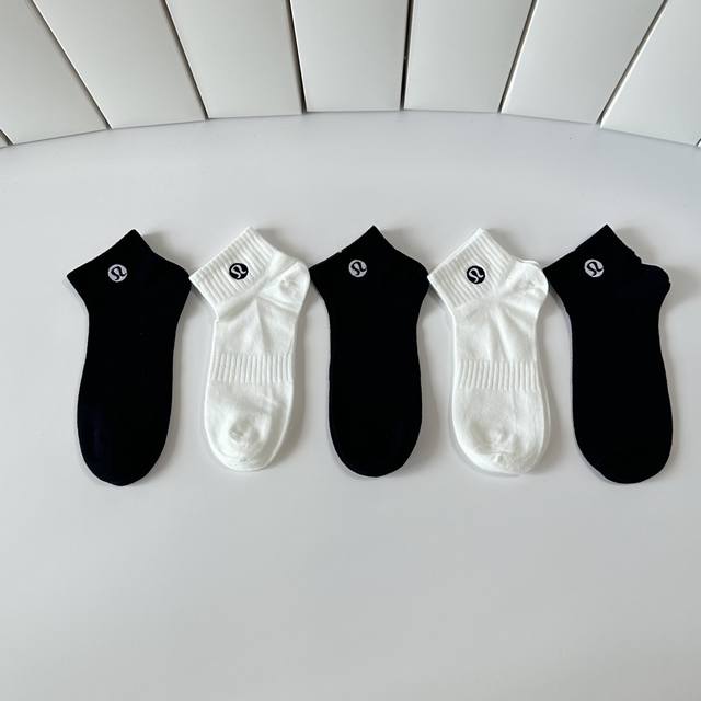 特 配包装 Lululemon 新款刺绣中短袜堆堆袜袜子！一盒五双， 专柜同步筒款袜子，大牌出街，潮人必备超好搭