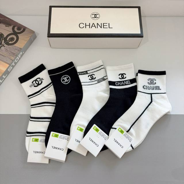 配包装 一盒5双 Chanel 香奈儿经典中筒袜子高版本纯棉材质柔软，秒杀市场普通货，经典的双C图案Logo，专柜同步袜子大牌出街，潮人必备，超好搭