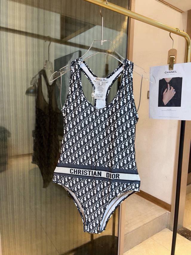 Dior 迪奥长袖连体泳衣，收腰显瘦显腿长！超Nice 平时可以配牛仔裤、短裤当连体衣穿！ S M L Xl。