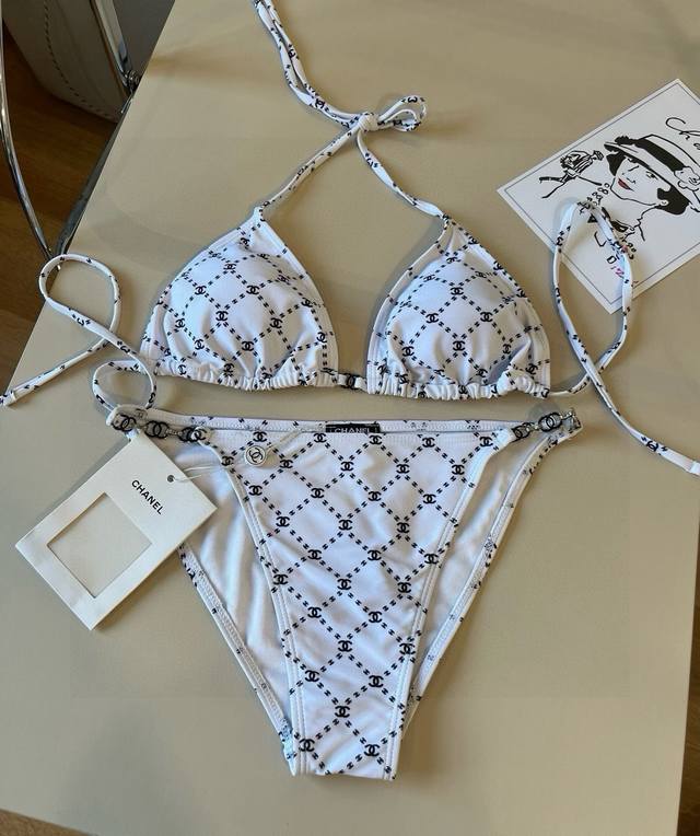 Chanel比基尼泳衣 适合多种场景的游泳衣♀海边 游泳池 温泉 水上乐园 漂流都可以内搭也完全可以 连体设计遮肉显高挑 腹部有点肉肉也不影响咱美美的 背面设计