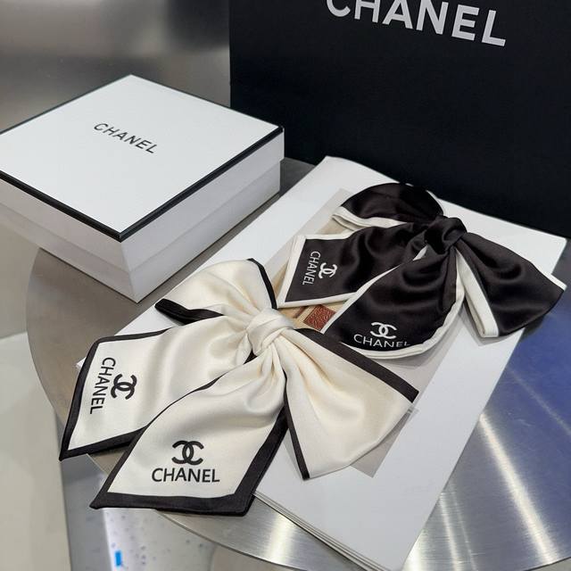 配包装盒 Chanel 香奈儿 最新款小香爆款弹簧发夹，超级好看！名媛范儿十足，小仙女必备