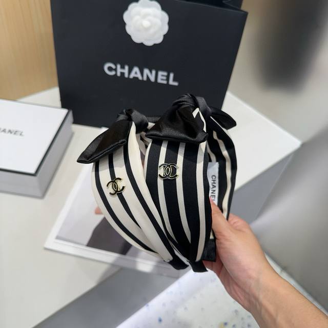 配包装盒 Chanel 香奈儿 最新款小香发箍，超级好看！名媛范儿十足，小仙女必备