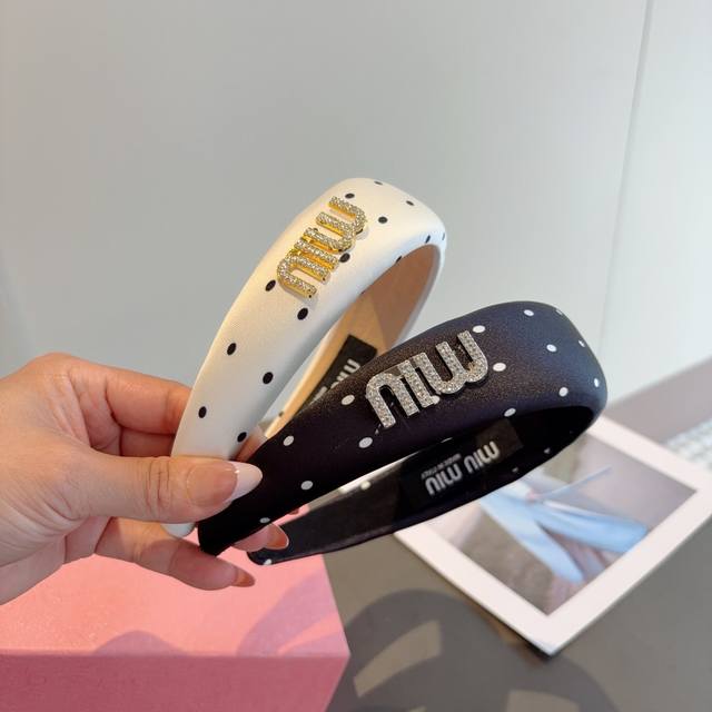 配包装 Miumiu 缪缪 新款波点海绵发箍，金属字母Logo头箍！特制面料简约洋气显质感、经典百搭少女风发饰