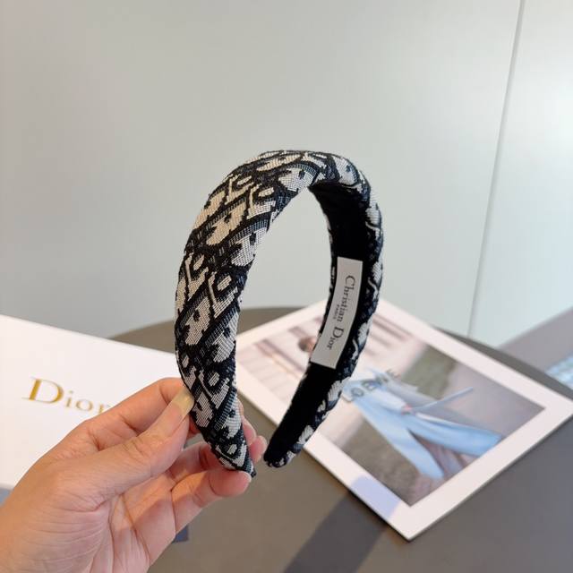 配包装 Dior 迪奥 经典新款D字母发箍,专柜品质 让你的魅力绽放 清新淑女范让时尚更简单。