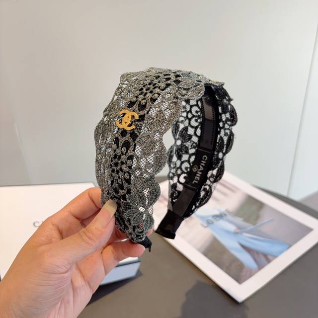配包装 Chanel 香奈儿 新款小香花边发箍，新品巨显脸小头箍，网红爆款推荐 搭配高端双ＣLogo ，超精致时尚百搭！