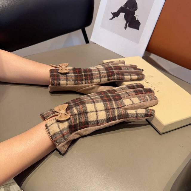巴宝莉Burberry 专柜新品羊毛手套，时尚手套，秋冬保暖加绒内里，经典格子，上手超舒适柔软、百搭！均码