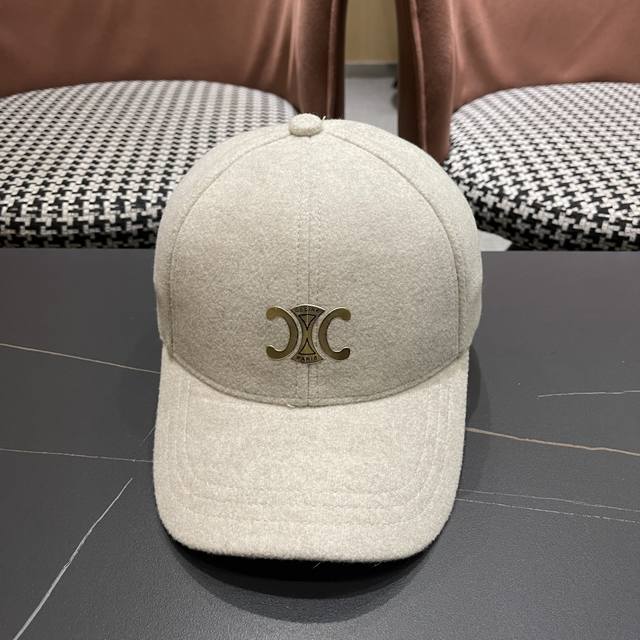 Celine 赛琳 秋冬新款双C字母绣花羊毛棒球帽帽型完全按照Zp10:1定做。定制编织羊毛面料，超有质感！细节全部还原 码数：均码可调节！