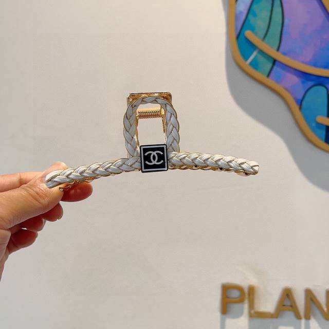 配包装 单个 ＣＨＡＮＥＬ香奈儿高颜值一字抓夹，百搭简约发夹 原单磨砂材质，女神必备单品，超级精致哦名媛范儿。