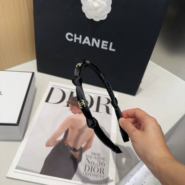 配包装盒 Chanel 香奈儿 最新小香发箍，夏日小清新，简单实用，时尚潮流！小仙女必备