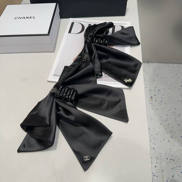 配包装盒 Dior 迪奥 新款Cd马尾夹，简单实用 时尚潮流．非常好看！小仙女必备
