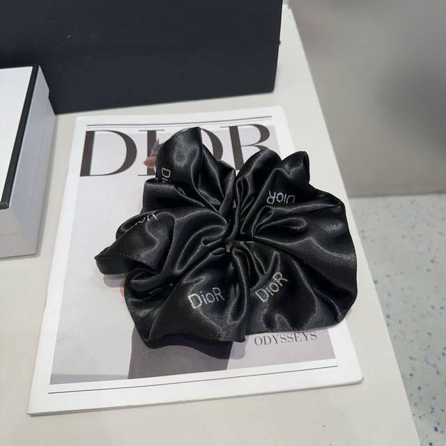 配包装盒 Dior 迪奥 新款Cd大发圈，简单实用 时尚潮流！小仙女必备