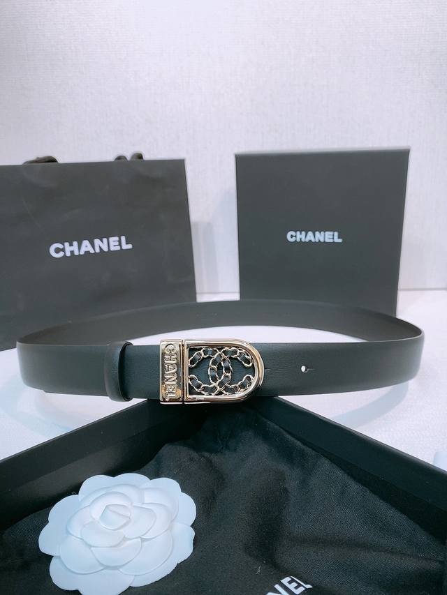 香家女士腰带 Chanel香家新款女士皮带，百搭女神配饰，字母Cc旋转扣，黄铜金色金属，耐用不掉色，带身采用小牛皮，皮质柔软 细腻，手感好，细节都很到位. 宽度