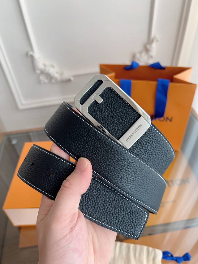 路易威登 原单货品，宽度3.8Cm 双面头层Togo荔枝纹，柔软皮料。 双面可用，精细做工，品质好货。 扣头：不锈钢扣 金色 银色 码数：100-125Cm。