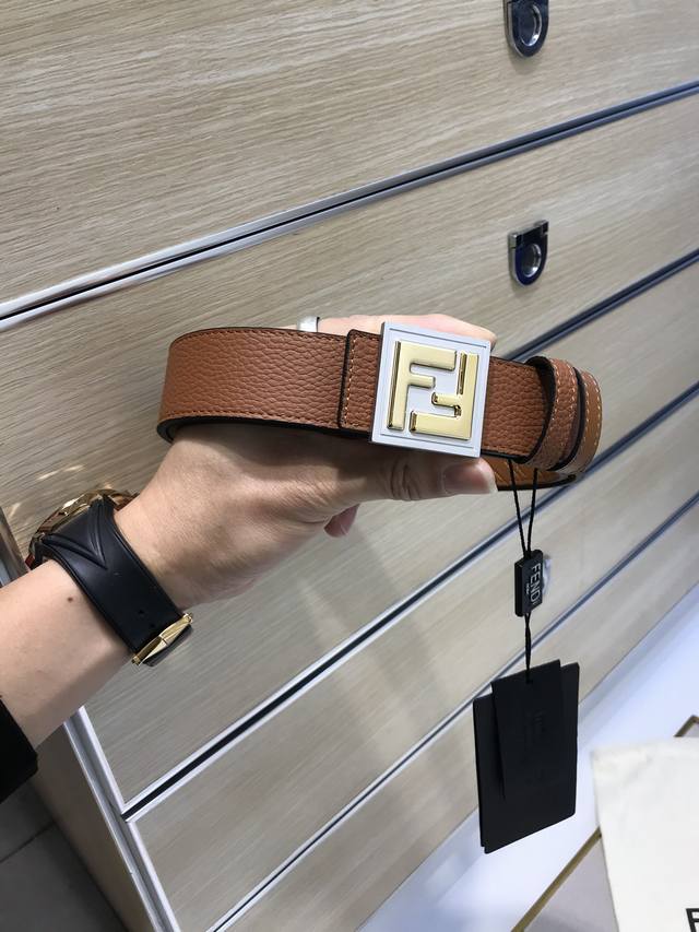 新款 Fd 宽35Mm 支持Nfc 芯片扫描，标志造型皮带，原版间色双层F铆钉扣，进口原版 黑色小荔枝纹配酒红色压花制成，镀金表面金属制品，品质保证，非市场通货
