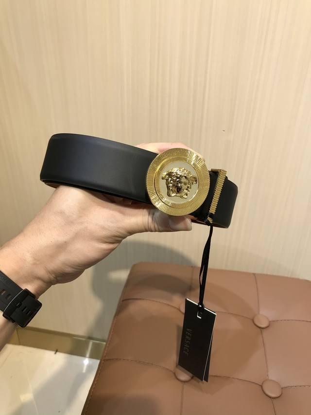 范思哲 专柜同款、实拍专柜官网，支持Nfc尺寸:38Mm，原版立体人头扣 美人头，极富设计美感 ，双面采用进口原版小牛皮，清晰美观，皮质软，手感舒适，档次高。高