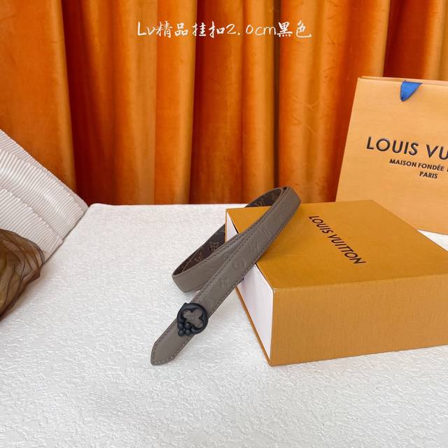 Louis Vuitton ：顶级品质，一面经典印花一面荔枝纹压花底，原单精品挂扣，精工制作，细节看图，实物拍摄，高端奢华，宽度2.0Cm
