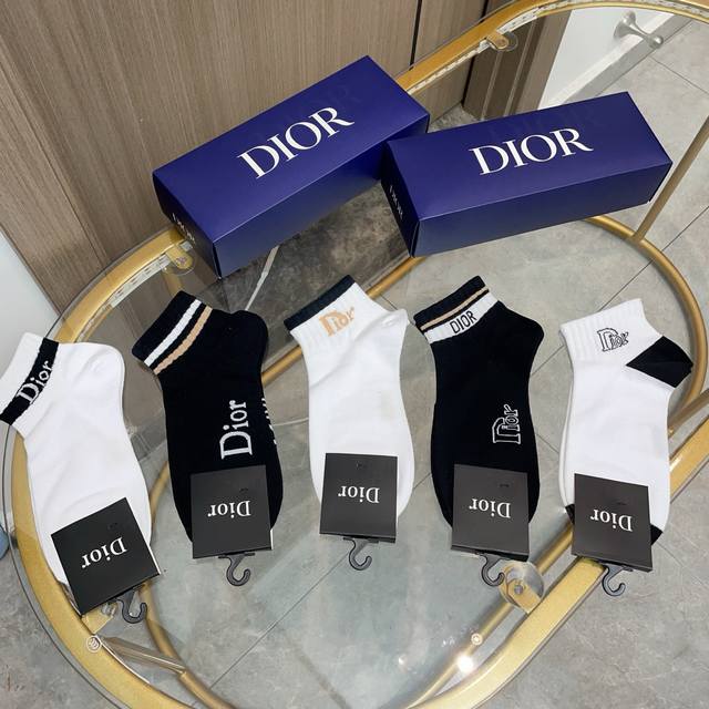 配包装 一盒五双 Dior 迪奥Ins超火爆小单品，Vintage 必备单品 短款潮人必备 爆款，复古纹身短袜经典Logo字母短袜，个性时尚百搭款，你值得拥有哦