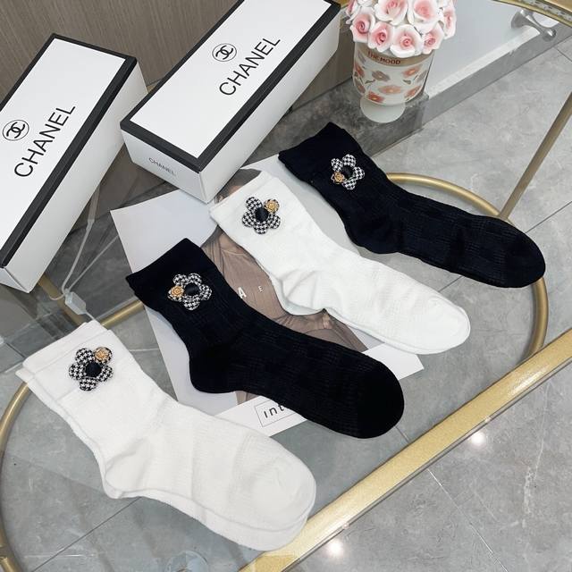 配包装 一盒四双 Chanel 香奈儿高品质超级爆款网红袜子小香家官网同步饰品字母中筒袜，Ins明星网红推荐火爆至极纯棉材质，轻薄柔软透气，四季通用，欧美大牌街