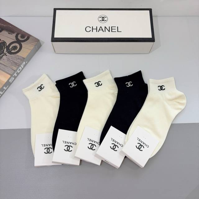 配包装 一盒5双 Chanel 香奈儿经典袜子高版本竹棉材质柔软，秒杀市场普通货，经典的双C图案Logo，专柜同步袜子大牌出街，潮人必备，超好搭