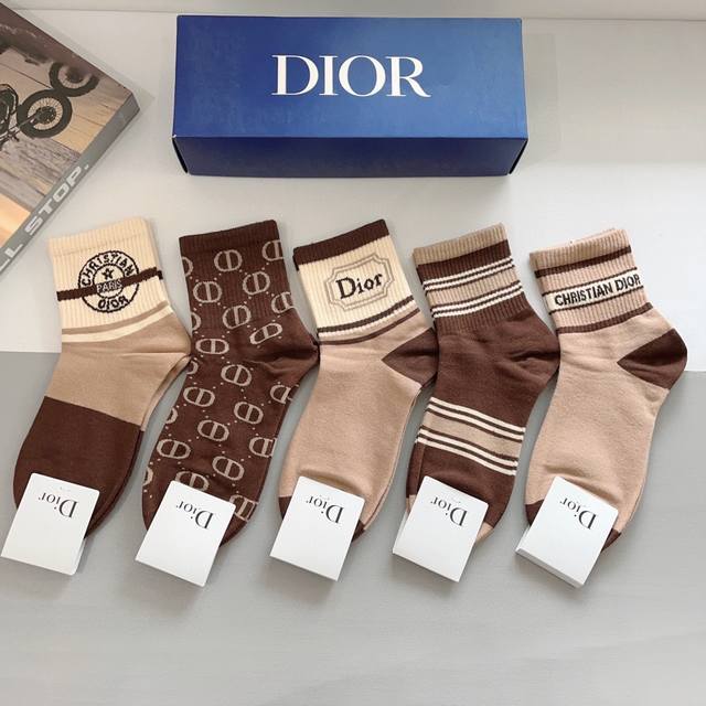 配包装 一盒5双 Dior 迪奥 新款字母罗口中筒袜子！爆款字母专柜同步中筒袜，大牌出街，潮人必备超好搭
