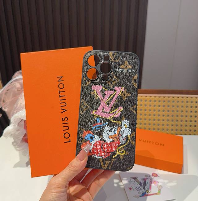 Lv精孔全包手机壳 卡通图案Lv全包围边皮质手机壳 型号：为了不出现报错型号，请打开本机查看手机设置显示的型号 Iphone16系列更新 Iphone16Pro