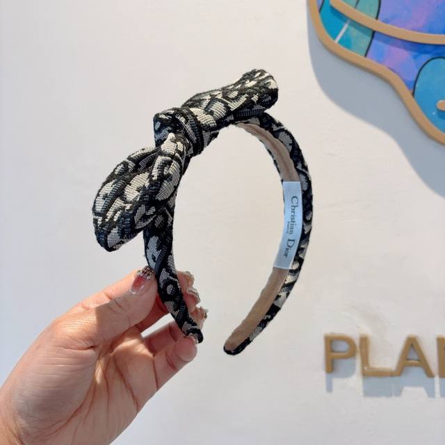 配包装 Dior 迪奥 经典字母大牌斜角发箍, 网红爆款防滑头箍、让你的魅力绽放 清新淑女范让时尚更简单。