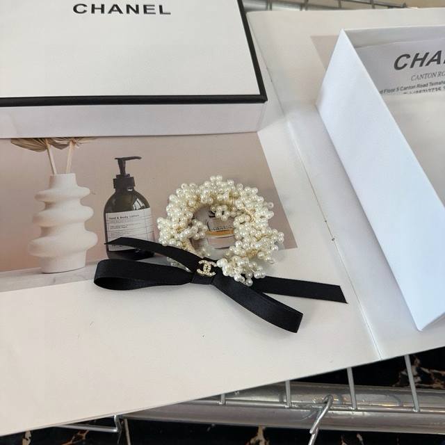 配包装盒 Chanel 香奈儿 最新款小香小珍珠发圈，超级好看！名媛范儿十足，小仙女必备