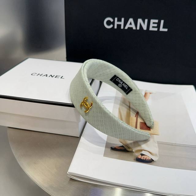 配包装盒 Chanel 香奈儿 最新小香发箍。夏日小清新！简单实用，时尚潮流。非常好看！小仙女必备