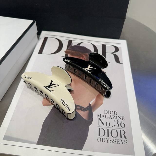 配包装盒 Louis Vuitton 路易威登 驴家新品抓夹，经典Lv标志，简单大气，特别吸睛！超火爆小单品