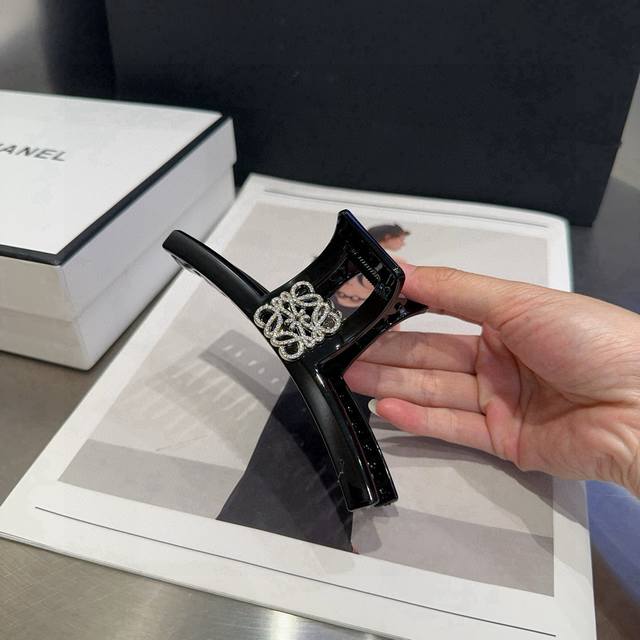 配包装盒 Loewe 罗意威 字母抓夹，时尚潮品，简单大方，人手必备单品