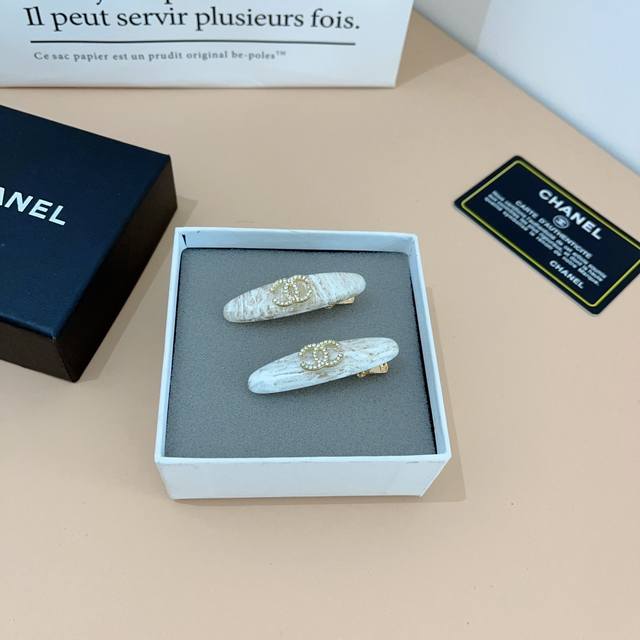 配包装 一对 Chanel 香奈儿 高档韩版新款侧边Bb夹 发夹、经典字母Logo边夹刘海夹发饰， 高级感日韩幻彩少女简约百搭款！