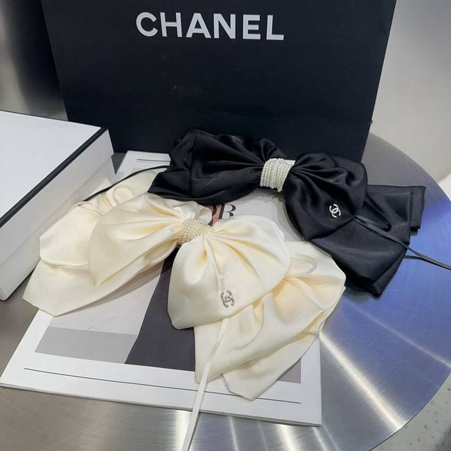 配包装盒 Chanel 香奈儿 最新款小香珍珠弹簧夹，超级好看！名媛范儿十足，小仙女必备
