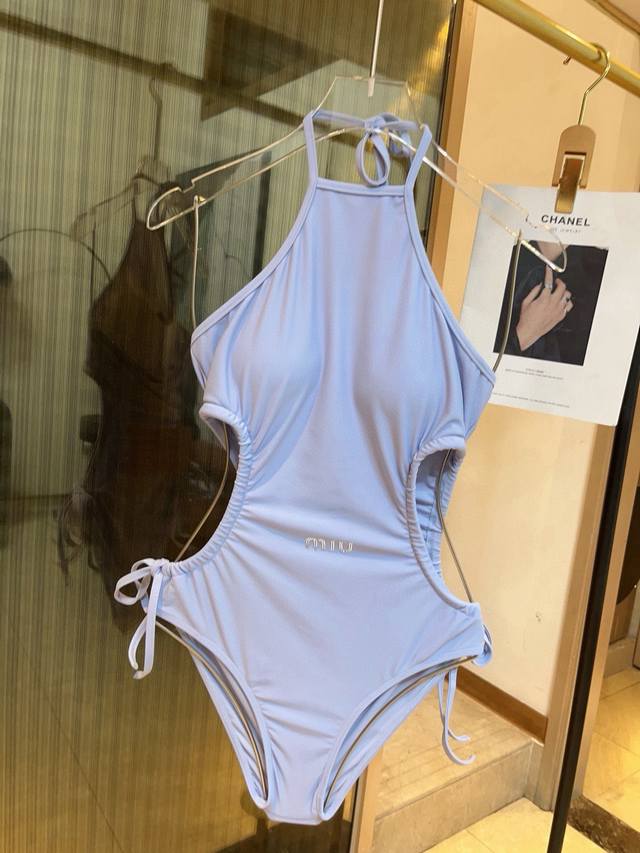 缪缪Miumiu新款连体泳衣适合多种场景的游泳衣♀海边 游泳池 温泉 水上乐园 漂流都可以内搭也完全可以 连体设计遮肉显高挑 腹部有点肉肉也不影响咱美美的 小心
