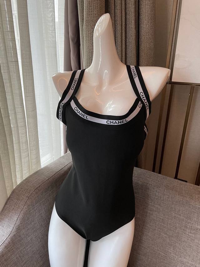 Chanel 连体泳衣 适合多种场景的游泳衣♀海边 游泳池 温泉 水上乐园 漂流都可以内搭也完全可以 连体设计遮肉显高挑 腹部有点肉肉也不影响咱美美的 背面设计