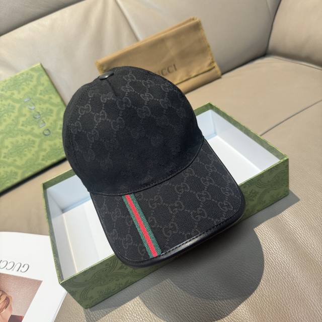 配包装布袋，Gucci 古奇 经典原单棒球帽， 竖条小织带，1:1开模订制，原版帆布料+头层牛皮，真皮包边帅气时尚，代购热门，男女可用百搭款，质量超赞！基础头围