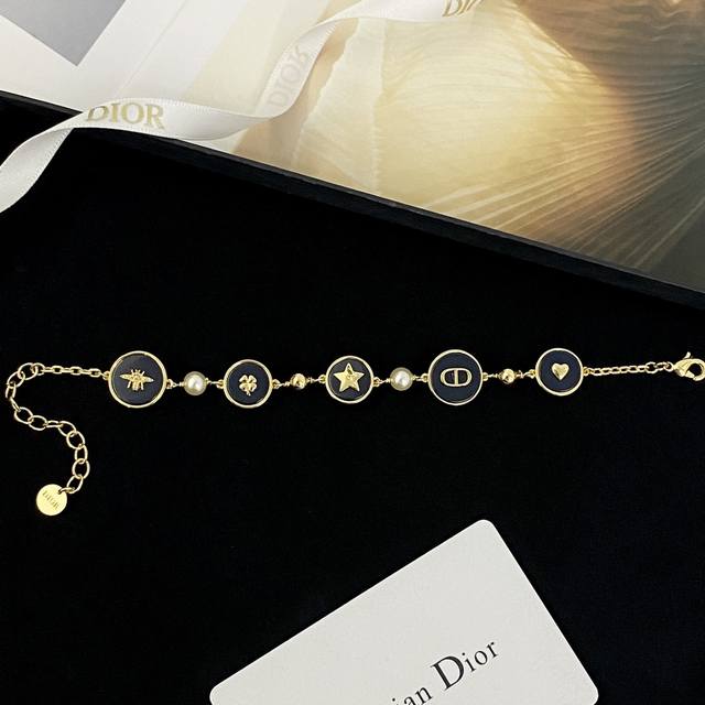 Dior手链热销款爆上新 迪奥深蓝圆牌珍珠多元素手链 复古金链串深蓝圆牌，叠加时尚元素，蜜蜂五角星幸运四叶草金色小爱心Cd字母等多种元素 风格多元，适配不同穿搭
