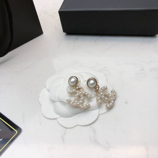 新品香奈儿Chanel高端耳钉业内唯一与原版一摸一样的原单货！每一个细节媲美专柜正品，业内仅此一家全世界专柜自购正品打版，这样才能把首饰打造得这么用心完美