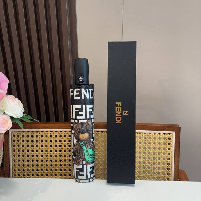 Fendi 芬迪 三折自动折叠晴雨伞 年度最新火爆单品 原单代工级品质 第一代210T碰击布防嗮拒水技术 阻隔99%直射伞面的紫外线 杜绝夏季晒伤 清爽出行 选