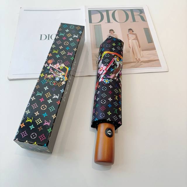 Louis Vuitton 路易威登 新款 热气球五折伞 热卖款 时尚指数爆表 不论晴天雨天使用都相得益彰 拥有它感受风从身体经过的感觉 留下沁人的芬芳 时尚达