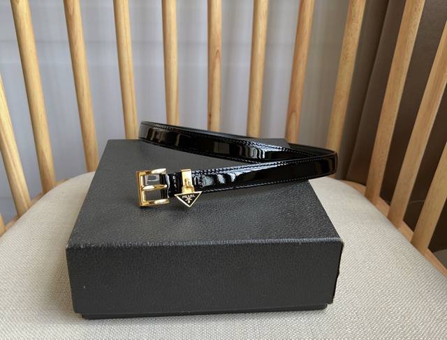 Prada 普拉达 专柜最新款 这款优雅的Saffiano皮带彰显女性化的设计 柔美倾心 三角形金属徽标饰件流露品牌气息 宽:1.5Cm