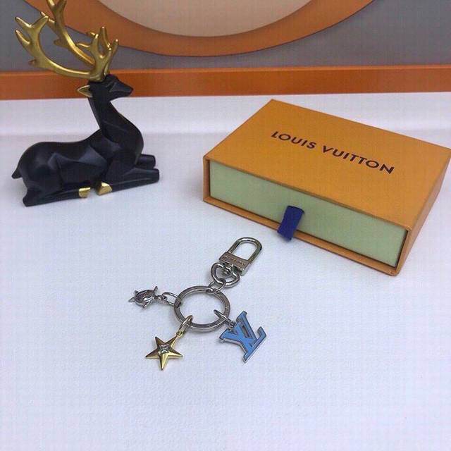 元配图片原版包装 Louis Vuitton官网M00280 Lv Aquatics包饰与钥匙扣。 Lv Aquatics包饰与钥匙扣倾注海洋灵感，以漆光效果和