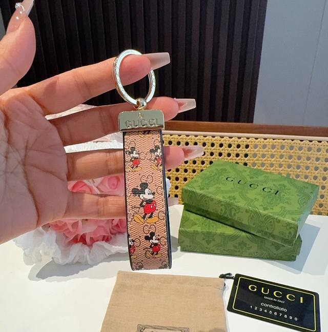 爆款推荐 古驰Gucci钥匙扣 车钥匙挂件包包挂饰 Dauphine Dragonne 钥匙扣彰显金属匠艺与品牌经典标识的融合。标志性 Monogram 帆布烘