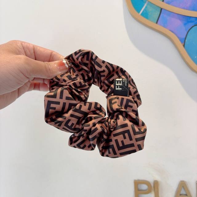 配包装 Fendi 芬迪 进口大肠圈 双F真丝皮筋、名媛发绳头绳百搭款、细节全部实拍 特制面料非常显质感 ！