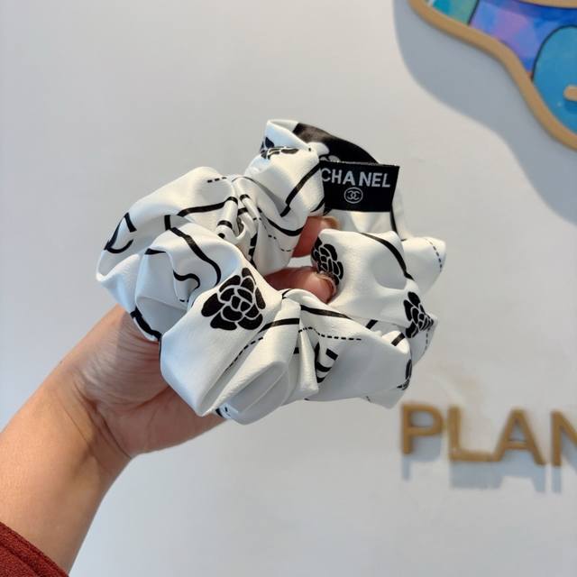 配包装 Chanel 香奈儿 网红新款发圈，精致肠圈皮筋，佩戴舒适无压力，造型搭配必备！非常时尚百搭！女神必备单品，超级精致哦名媛范儿。