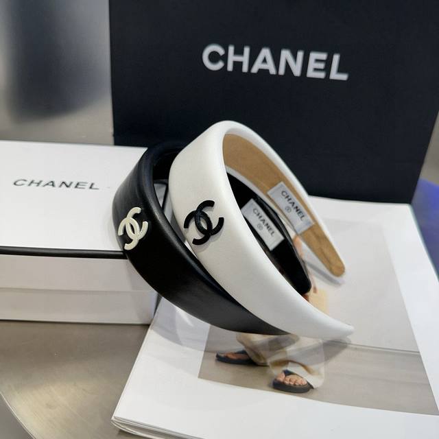配包装盒 Chanel 香奈儿 最新小香发箍。简单实用，时尚潮流。非常好看！小仙女必备