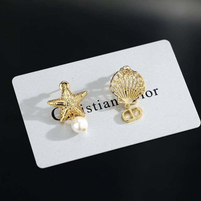 最新 迪奥火爆 Dior 海洋系列，Cd字母珍珠海星贝壳不对称耳环耳钉 官网最新 同步 Dior耳钉，S925银针 专柜一致材质 无死角的美！耳钉