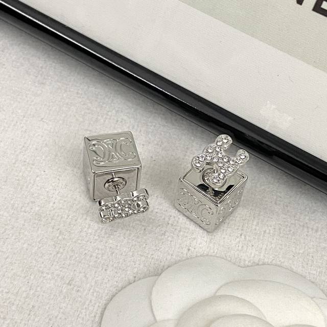 Celine耳钉热销款爆上新 一致Zp 凯旋门立体方块耳钉 小小的银色方块，四面都刻印着Logo标志满钻凯旋门耳钉 气质时尚，清冷气质拿捏