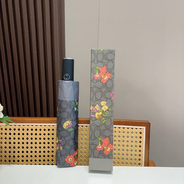 Coach 蔻驰 夏季新款 全自动折叠晴雨伞 黑色涂层防晒有效阻隔紫外线99%，Uf 50 所以能起到伞下体感降温的效果！ 有效隔热，高效防晒 一把搞定，超轻全