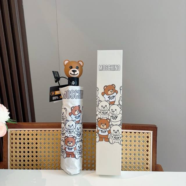 Moschino 莫斯奇诺 熊头柄 三折自动伞设计师Franco Moschino以自己的名字命名的一个意大利品牌，创立于1983年，风格高贵迷人、时尚 可爱又